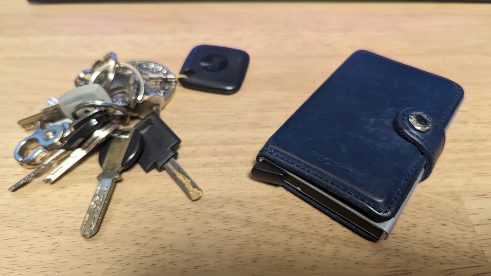 Tileを装着したキーホルダーと財布