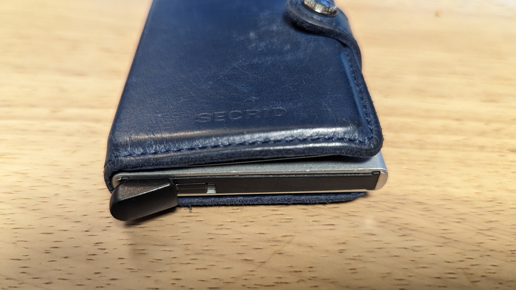 Secrid Mini Wallet底部にあるカードケース用スイッチ