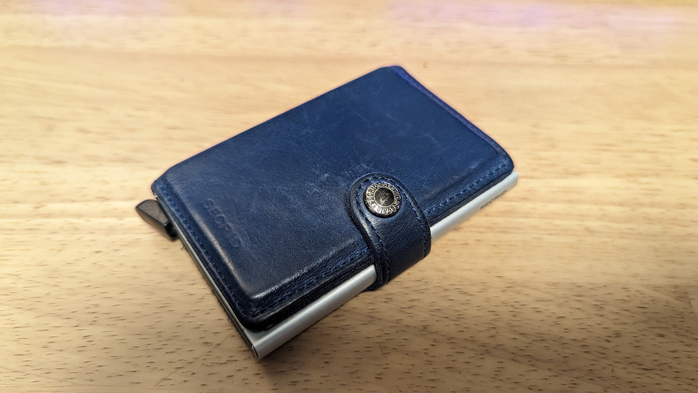 Secrid Mini Walletの表面