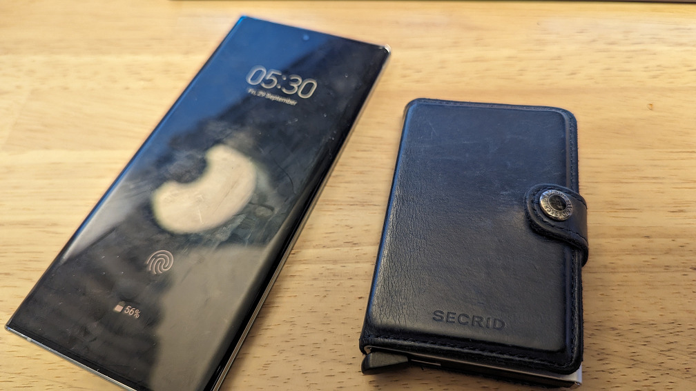Secrid Mini WalletとGalaxy 10+のサイズ比較