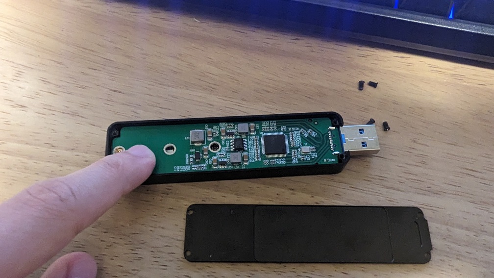 SSDを装着した基盤をケースに収めているところの様子